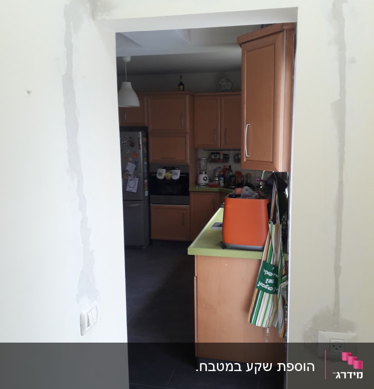 שקע חשמל על קיר עם תיקוני טיח